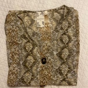 Brand new never worn too.  Cute blouse crop.